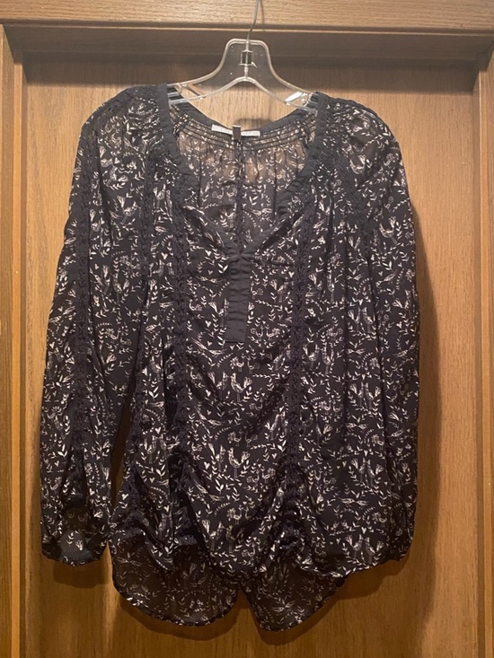 Daniel Rainn Tops - Daniel Rainn Black and White Floral sheer Blouse